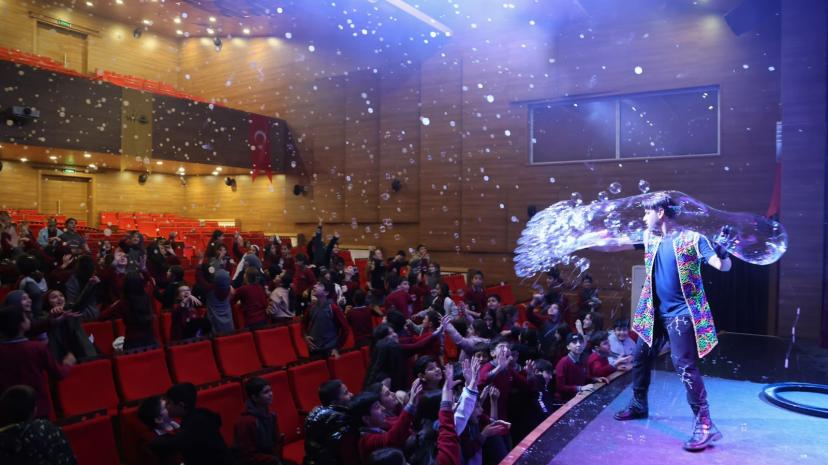VAN BÜYÜKŞEHİR BELEDİYESİNDEN ÇOCUKLARA BALONCUK ŞÖLENİ