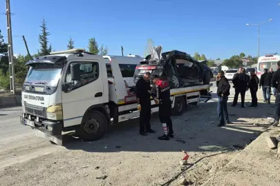 Van Edremit Çiçekli Mahallesi'nde iki araç çarpıştı, 5 kişi yaralandı