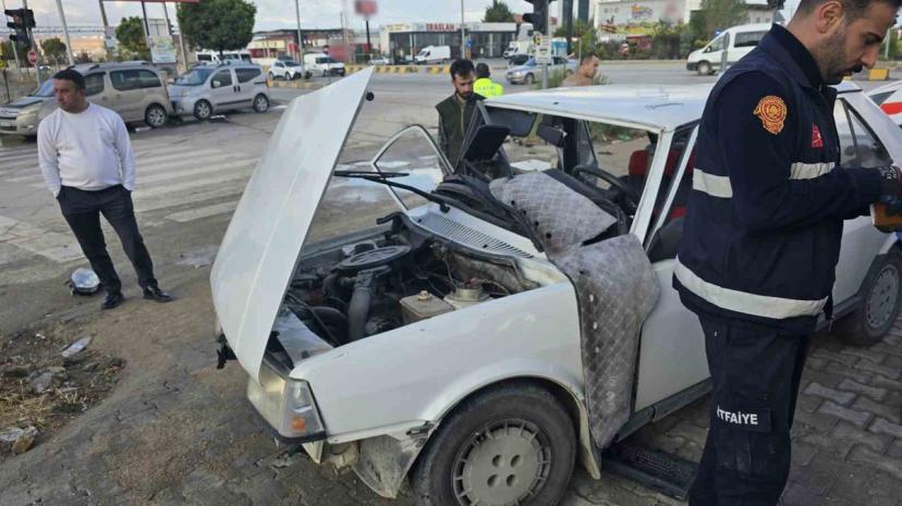 Van Edremit'te iki otomobil çarpıştı, 6 kişi yaralanarak hastaneye kaldırıldı