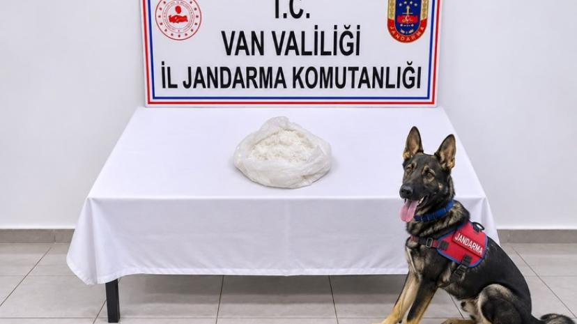Van Gevaş'ta otobüste çantasında 1 kilo 32 gram metamfetamin bulunan yolcu tutuklandı