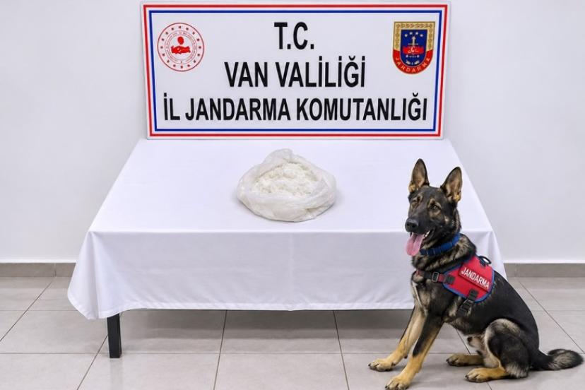 Van Gevaş'ta otobüste çantasında 1 kilo 32 gram metamfetamin bulunan yolcu tutuklandı