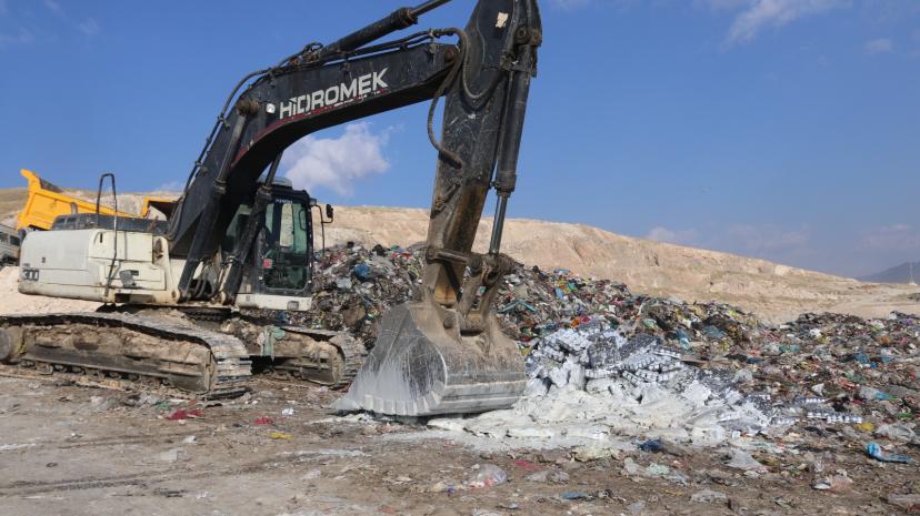 Van Gölü Toptancılar Sitesi’nde tarihi geçmiş 860 koli ayrana el konuldu