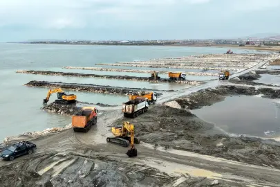 Van Gölü’nden 2 milyon 385 bin metreküp dip çamuru çıkarıldı