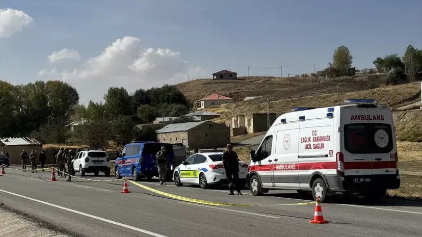 Van Gürpınar'da tır ile minibüs çarpıştı, 11 kişi yaralandı, 1 kişi kurtarılamadı