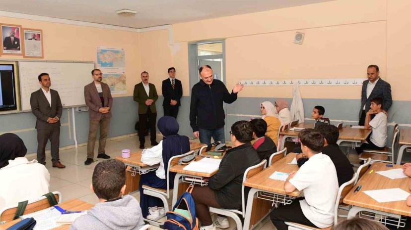 Van İl Milli Eğitim Müdürü Çandıroğlu, Çatak'ta DYK merkezinde öğrencilerle buluştu