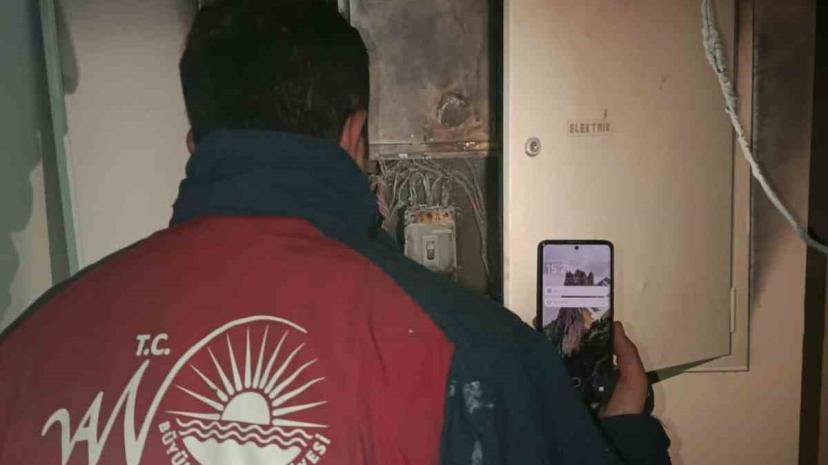 Van İpekyolu'nda Hacı Osman Cami yanındaki otel yangını büyümeden söndürüldü