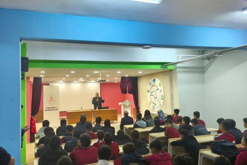 Van Tuşba İlçe Müftülüğü liseli gençlere güzel ahlak konferansı düzenledi