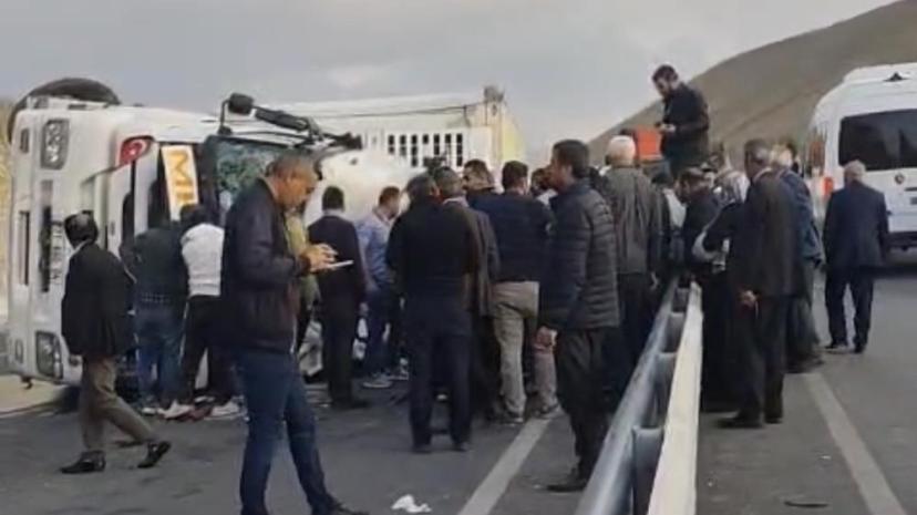 Van yolunda tır devrildi