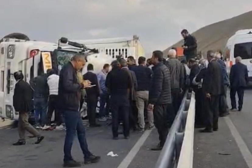 Van yolunda tır devrildi