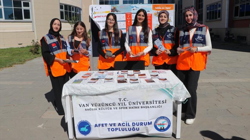 Van YYÜ afet gönüllüleri bir ayda bin öğrenciye ulaştı