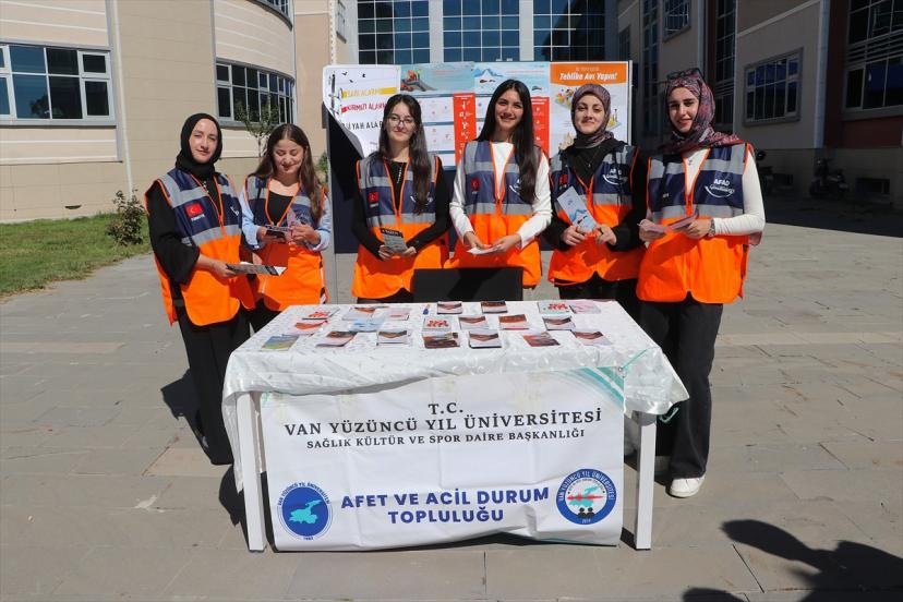 Van YYÜ afet gönüllüleri bir ayda bin öğrenciye ulaştı