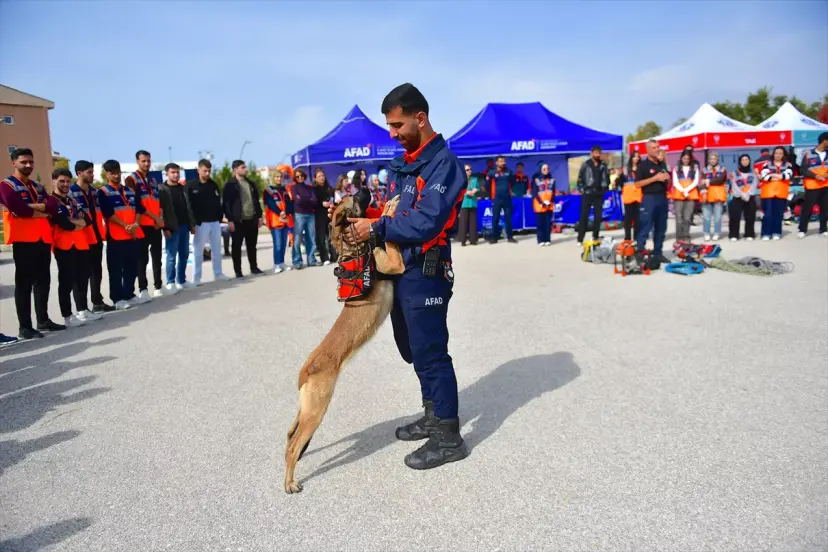 Van YYÜ'de 700 öğrenci AFAD gönüllüsü olarak arama kurtarma eğitimine başladı