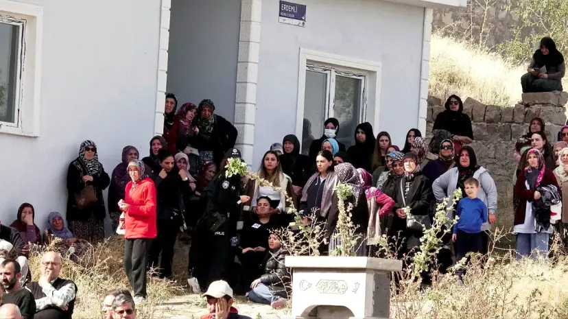 Van'da 11 kişinin yaralandığı TIR kazasında ölen polis memuru Kayseri'de defnedildi