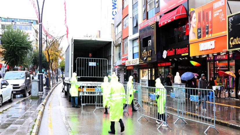 Van’da 29 Ekim törenleri yağmur nedeniyle kapalı alana alındı