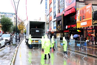 Van’da 29 Ekim törenleri yağmur nedeniyle kapalı alana alındı