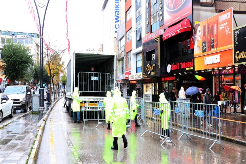 Van’da 29 Ekim törenleri yağmur nedeniyle kapalı alana alındı