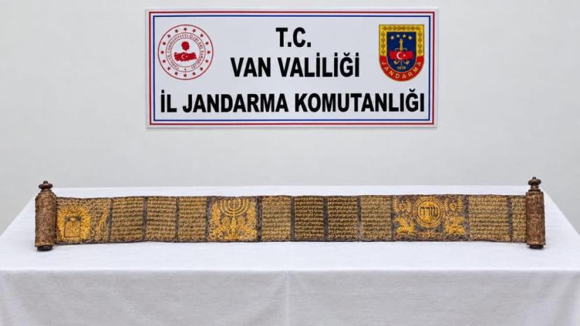 Van'da altın yaldız işlemeli Tevrat ele geçirildi