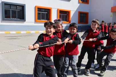 Van'da çocuklar "Maarifin Kalbinde Oyun" etkinliğinde eğlendi