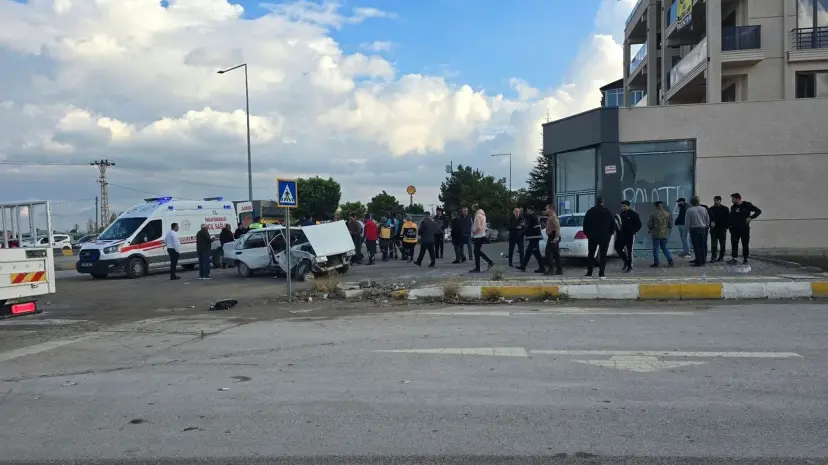 Van'da iki otomobil çarpıştı: 6 kişi yaralandı!