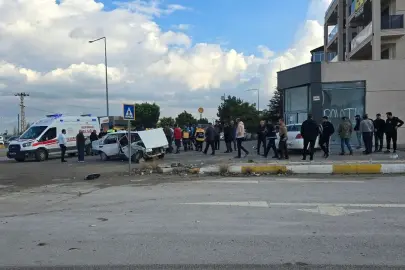Van'da iki otomobil çarpıştı: 6 kişi yaralandı!