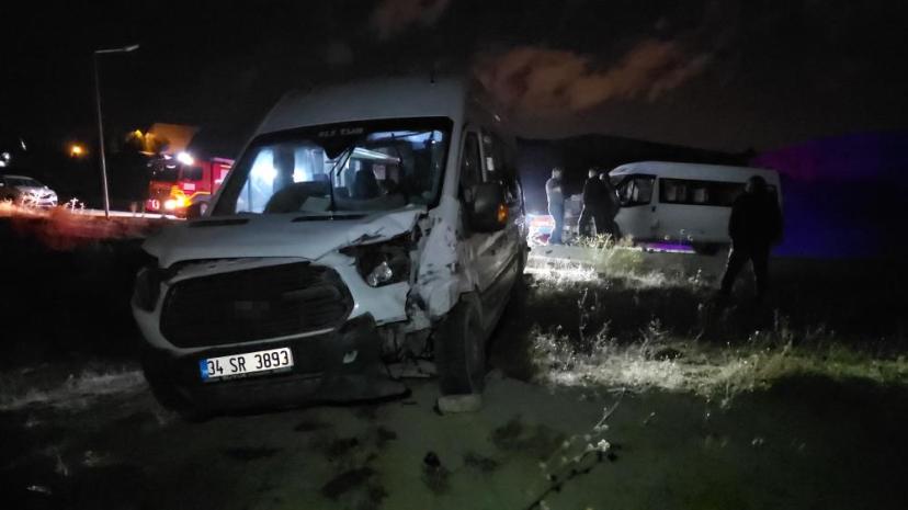 Van'da iki servis minibüsü çarpıştı: 8 yaralı