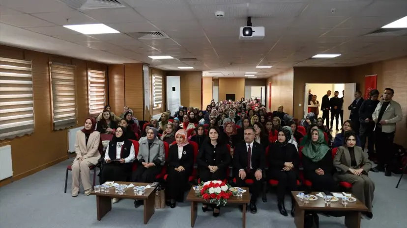 Van'da kadınlar için dijital okuryazarlık ve yapay zeka eğitim programı düzenlendi