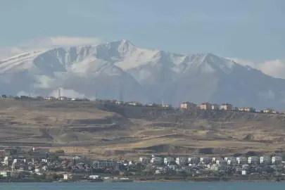 Van'da mevsimin ilk karı Erek ve Artos Dağları'nda kartpostallık görüntüler oluşturdu