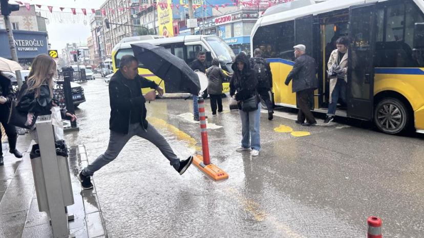 Van'da sağanak vatandaşı hazırlıksız yakaladı