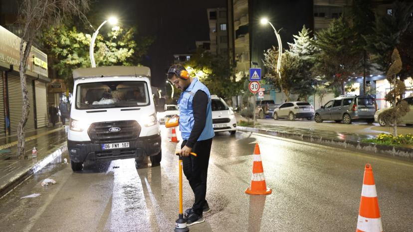 VASKİ, YER ALTINDAKİ SU KAÇAKLARINI NOKTA ATIŞI TESPİT EDİYOR