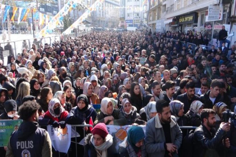 AK Parti Van Büyükşehir Belediye Başkan Adayı Arvas coşkuyla karşılandı  