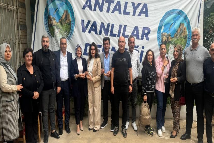 Antalya Vanlilar Derneği Van depremini unutmadi