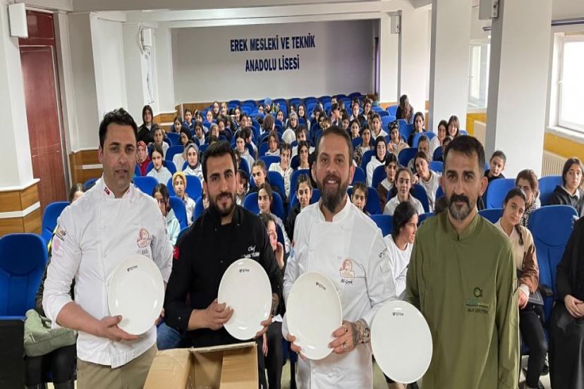 Aşçılardan öğrencilere gastronomi söyleşisi