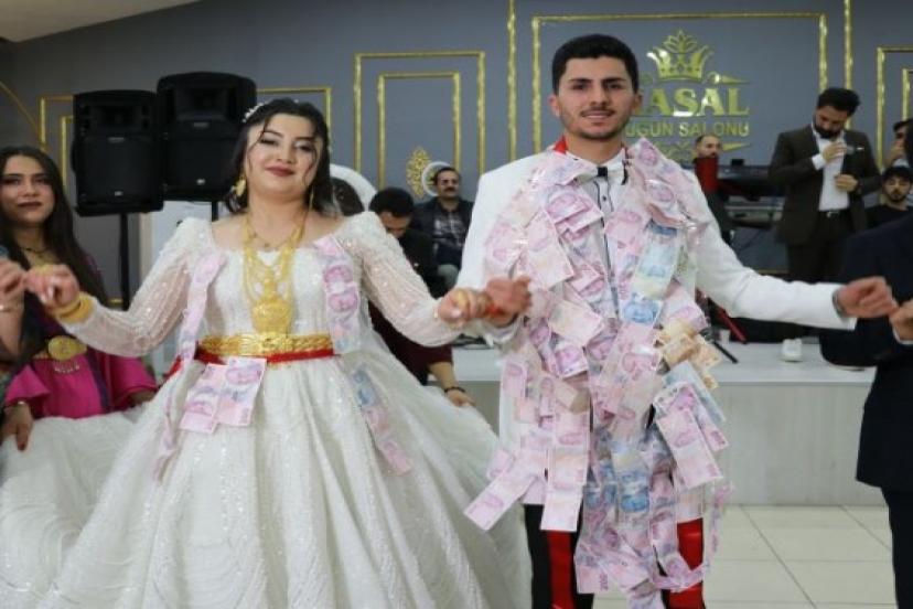 Aşiret düğününde gelin ve damada yaklaşık 4,5 milyon TL'lik takı takıldı