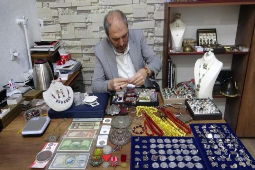 Baba mesleğini sürdürerek köylerden topladığı antika eşyaları satıyor  