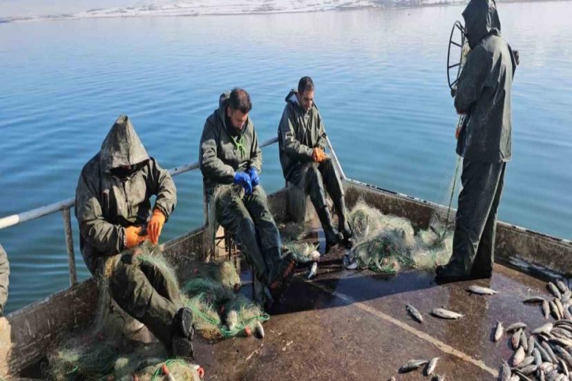 Balıkçıların Erçek Gölü’nde zorlu kış mesaisi