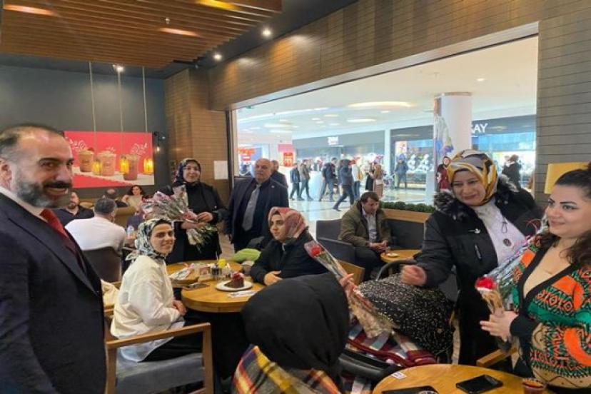 Başkan Adayı Bilici’den kadınlara karanfil