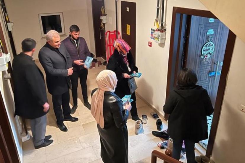 Başkan Adayı Oflas, ev ev kapı kapı dolaşıyor