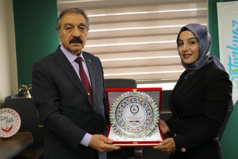 Başkan Karaduman’dan yılın annesi Esra Bilek’e plaket