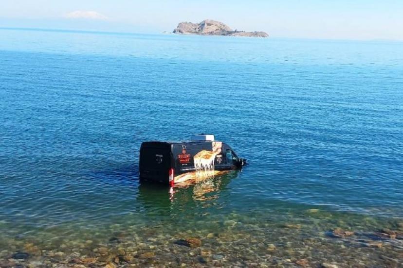 Börek aracı Van Gölü’ne uçtu: 1 yaralı