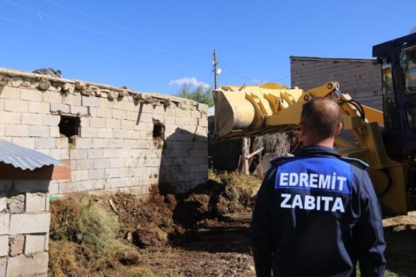 Edremit’te  ahırlar bir bir kaldırılıyor