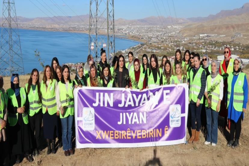 Edremit’te kadınlar meşenin yeşilini, gölün mavisiyle buluşturdu