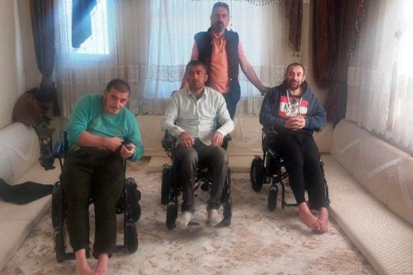 Felçli üç kardeş, akülü sandalyelerine kavuştu  
