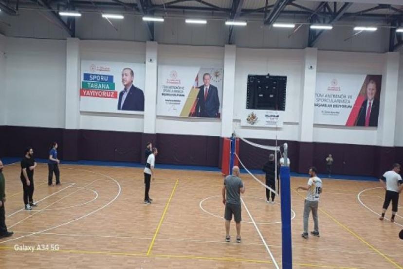 Gazeteciler voleybol ile stres attı