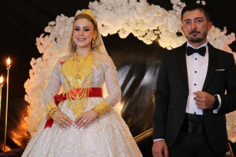 Gelinin takılarını 5 kişi taşıdı