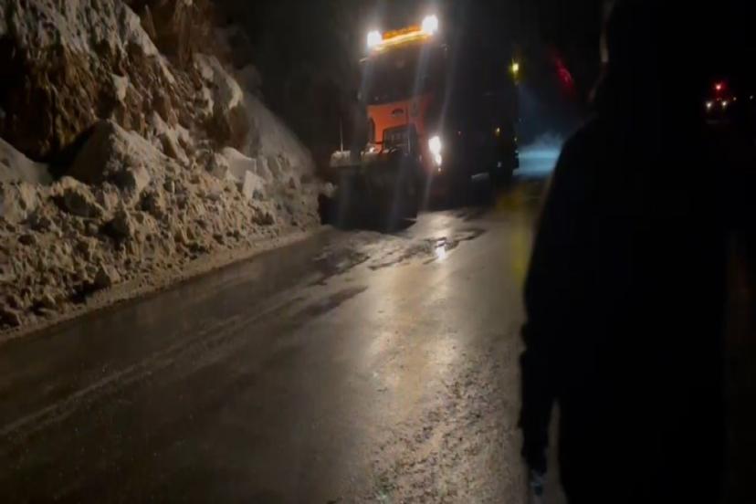 Gevaş’ta yola çığ düştü