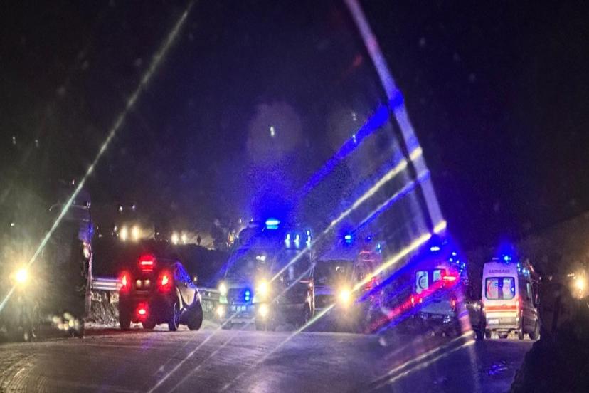 Hakkari-Van karayolunda minibüsün üzerine çığ düştü: 1 ölü 11 yaralı