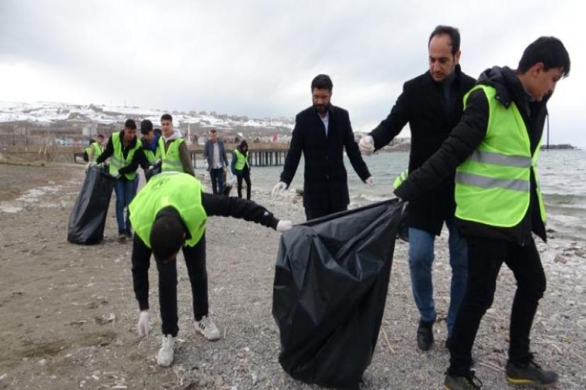  İmam Hatip öğrencileri Van Gölü sahilini temizledi  