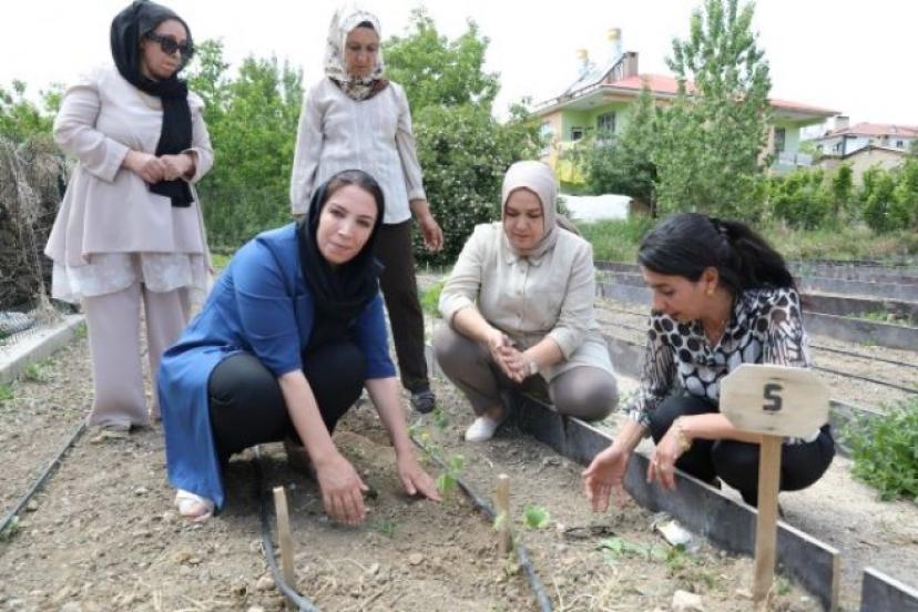 İpekyolu Belediyesi Kent Bostanı’nda ekime başladı