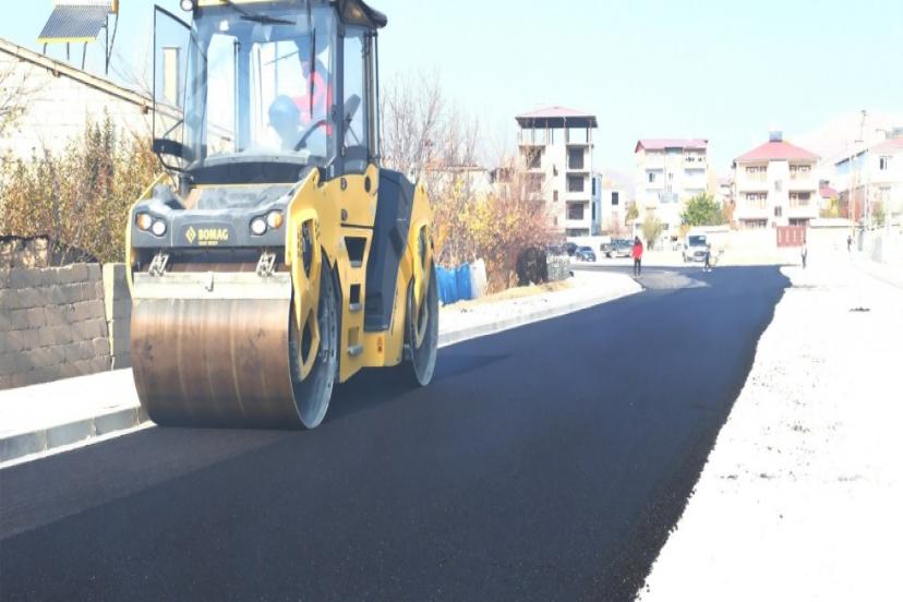 İpekyolu'nda yol yapım çalışmaları sürüyor 