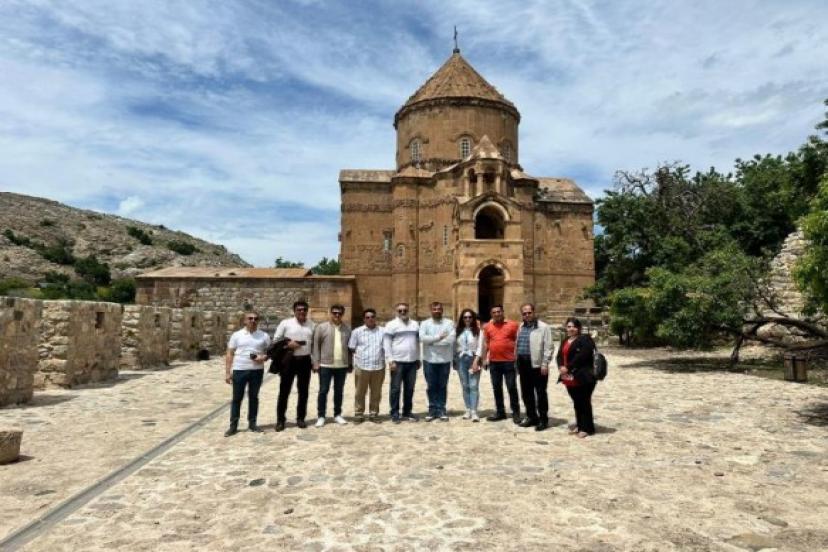 Iraklı turistler Van’ın tarihi ve turistik yerlerini gezdi  
